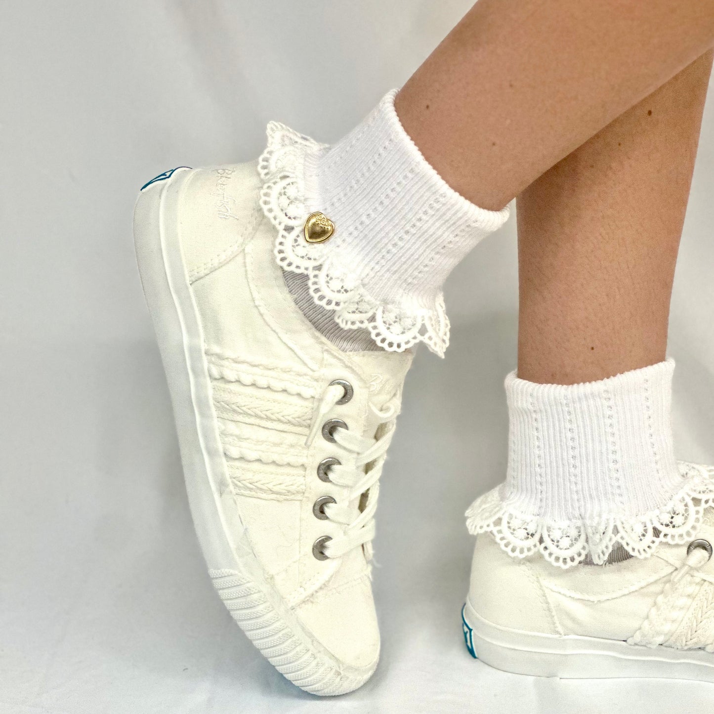 HEART button lace cuff socks - white