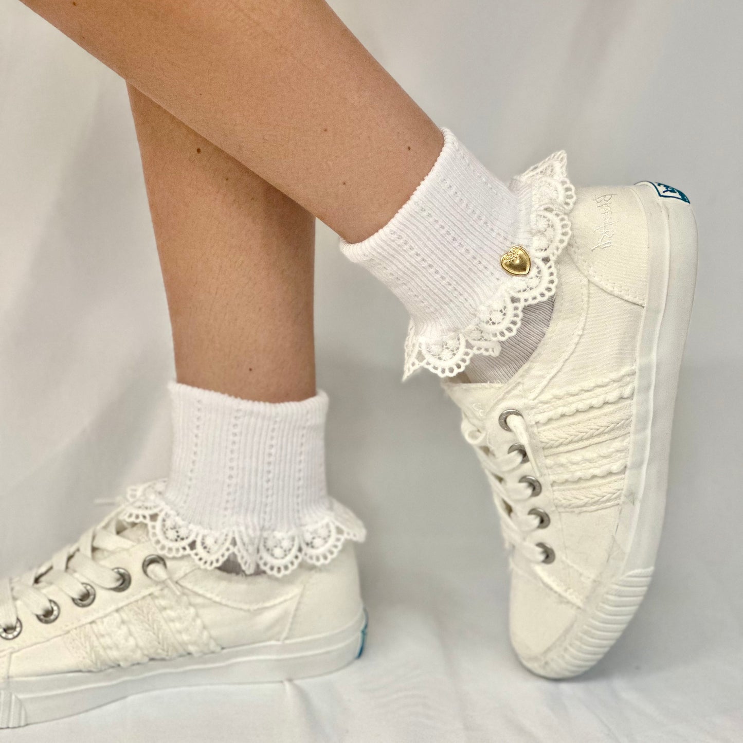 HEART button lace cuff socks - white
