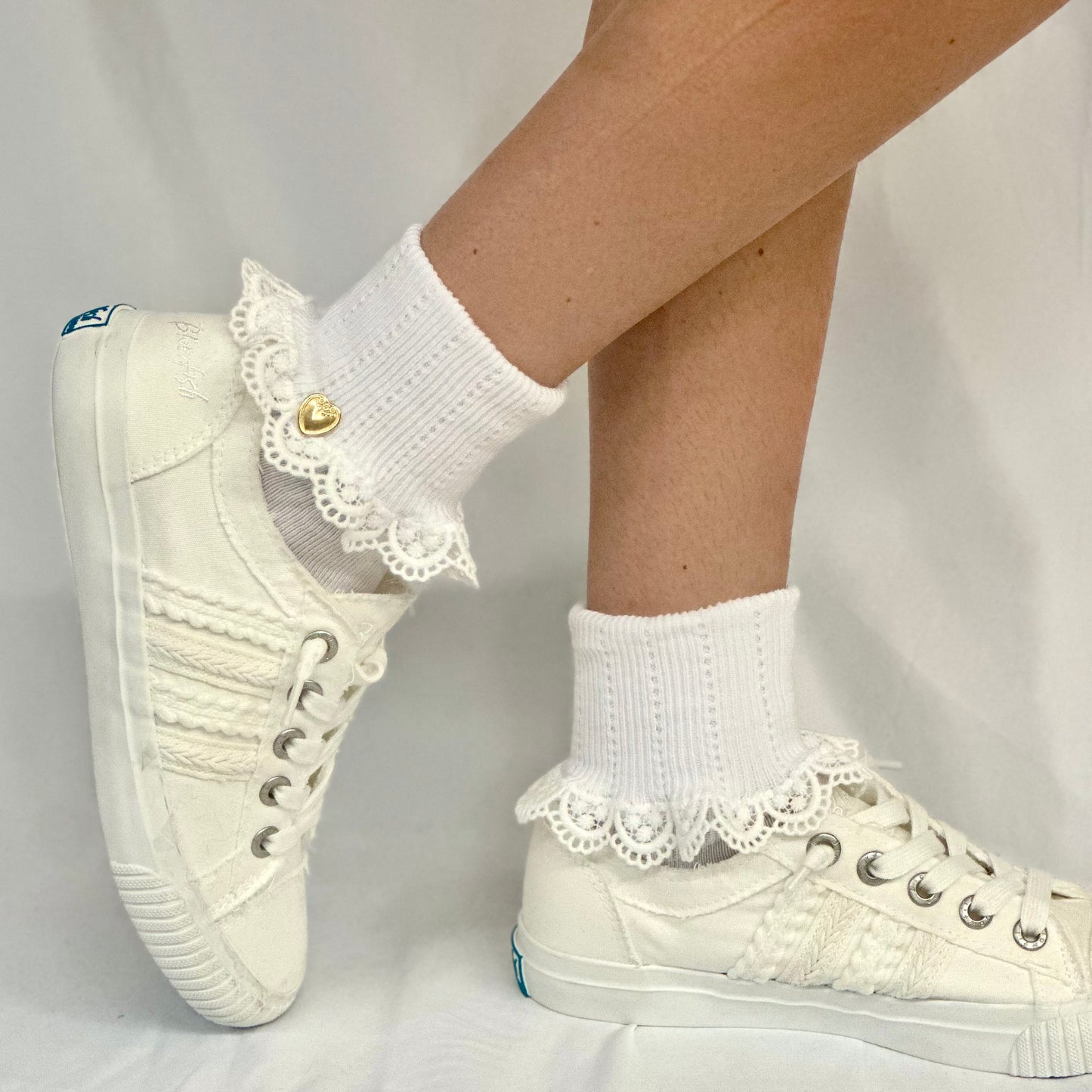 HEART button lace cuff socks - white