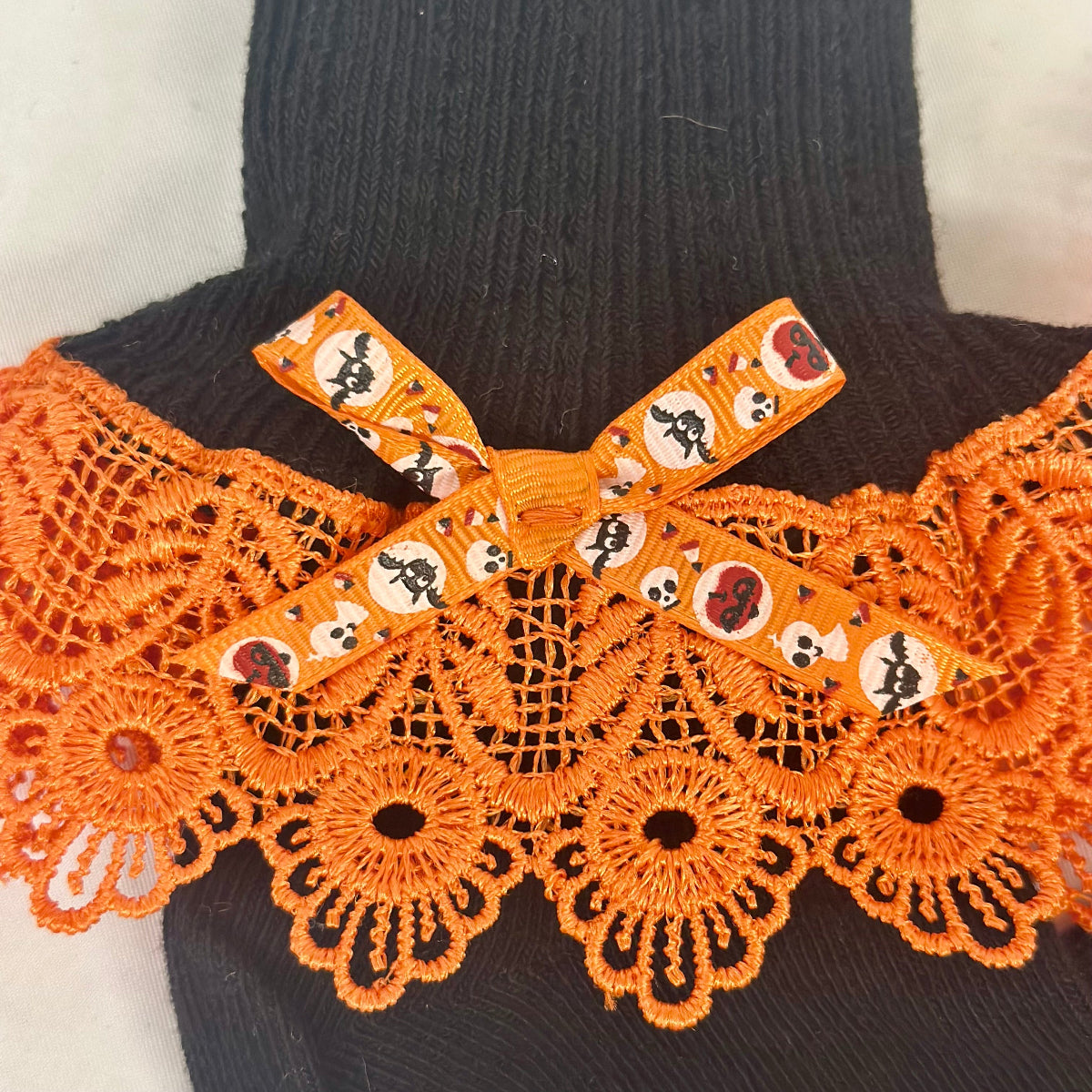 HALLOWEEN bow lace cuff socks - black / orange