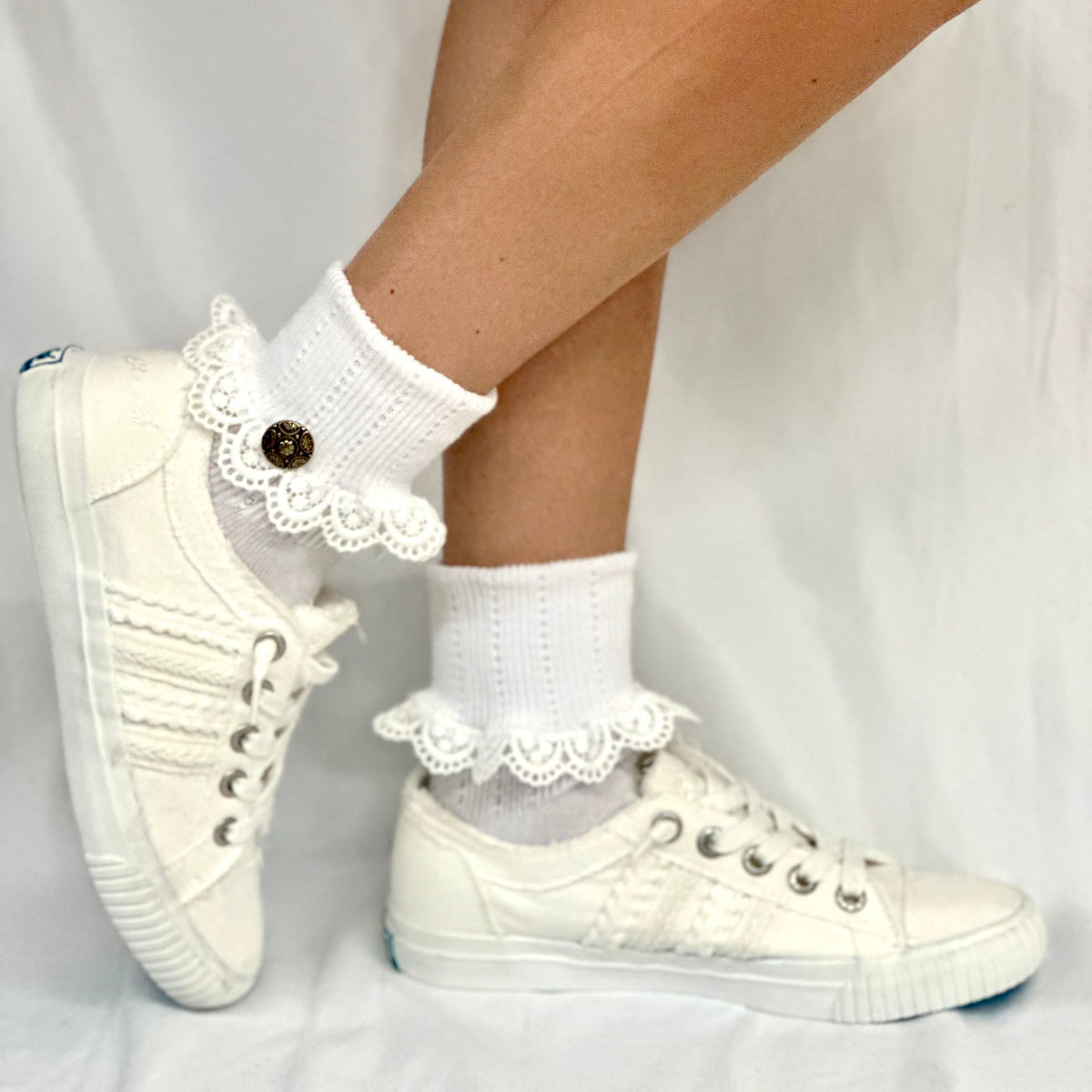 VINTAGE button lace cuff socks - white