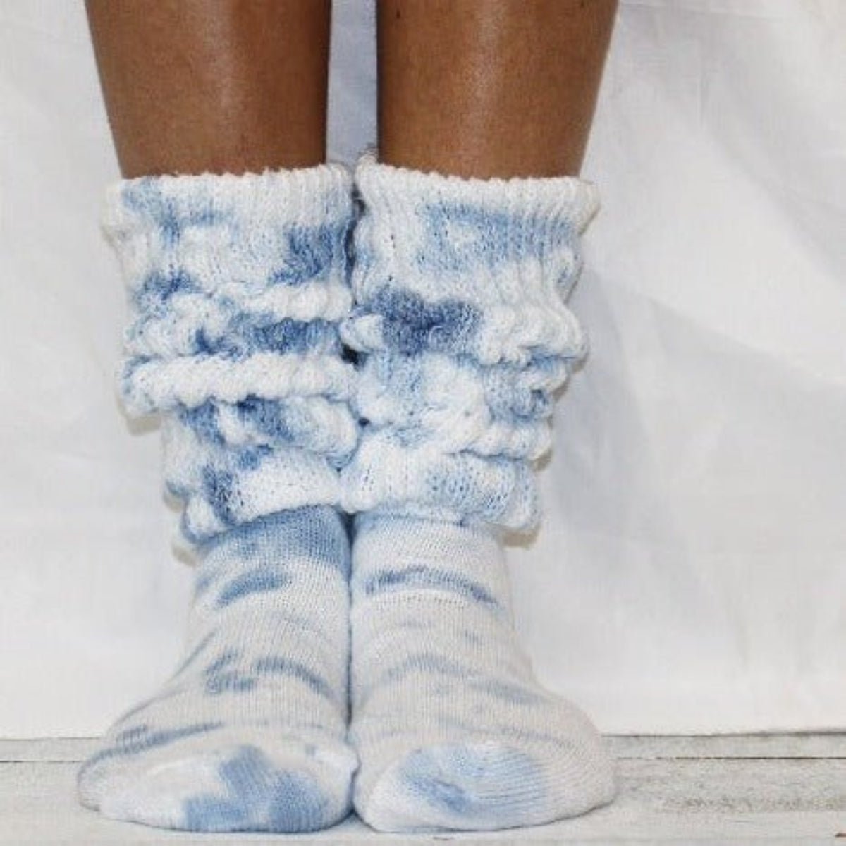 tie dye Thick white cotton slouch socks scrunched down for a sporty activewear trend look.