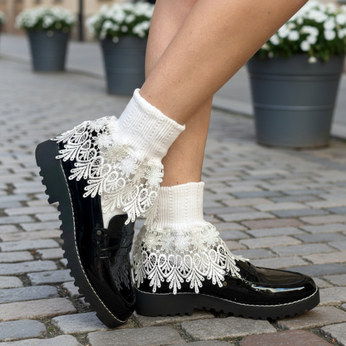 SIGNATURE  lace cuff socks - white