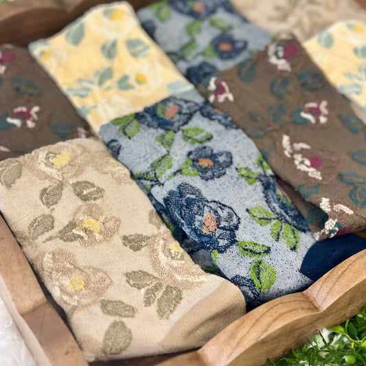 Set of floral-patterned socks in a wooden box  Floral Garden Ankle Socks 4-Pack Bundle with Wish Bracelet - Women's 6-9