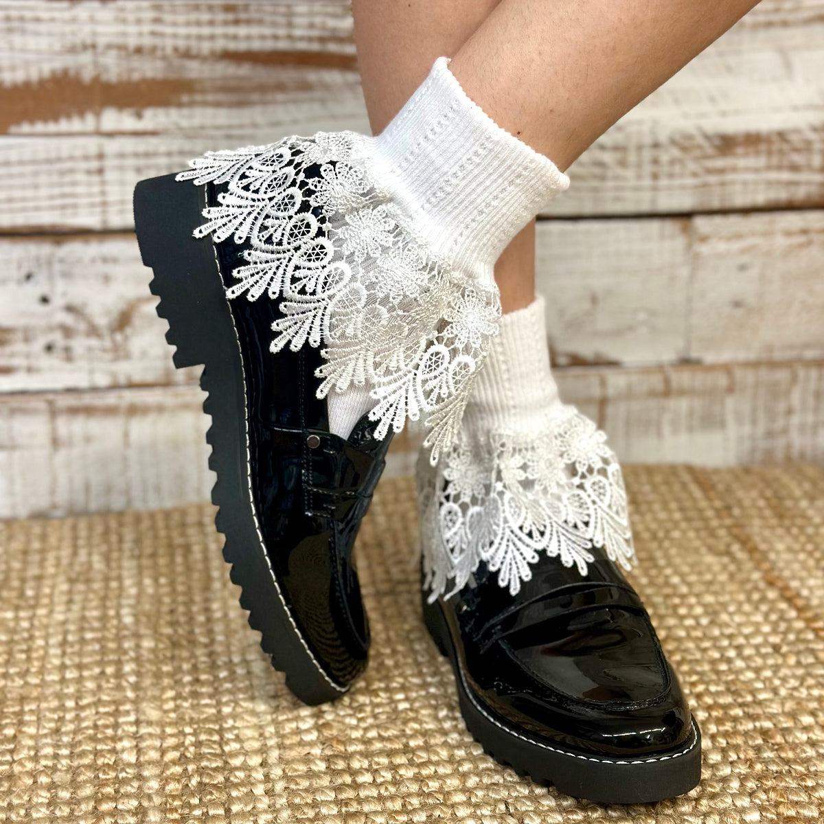 SIGNATURE  lace cuff socks - white