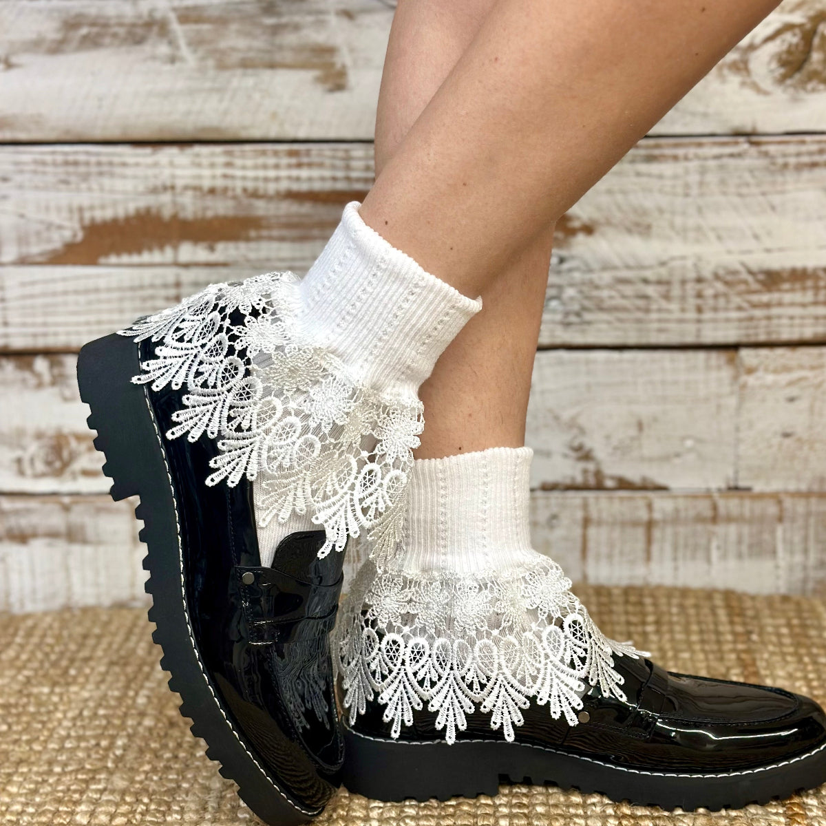 SIGNATURE  lace cuff socks - white